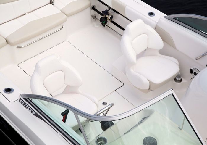 2017 Robalo R207 Photo 20 of 37