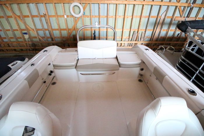 2017 Robalo R207 Photo 34 of 37