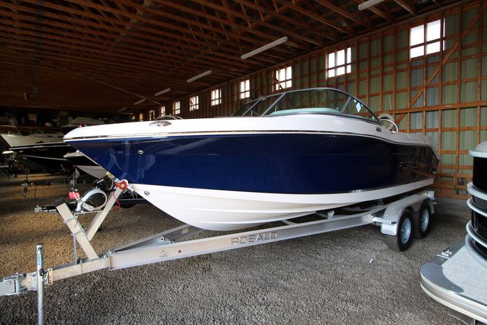 2017 Robalo R207 Photo 35 of 37