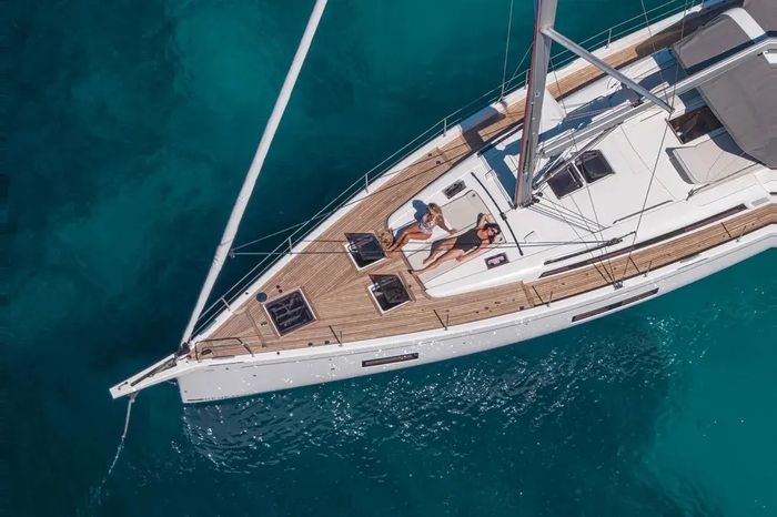 2025 Beneteau Oceanis 54 Photo 3 of 14