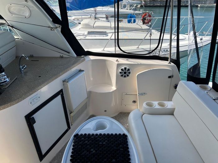 2006 Rinker Express Cruiser 360 Photo 11 of 26