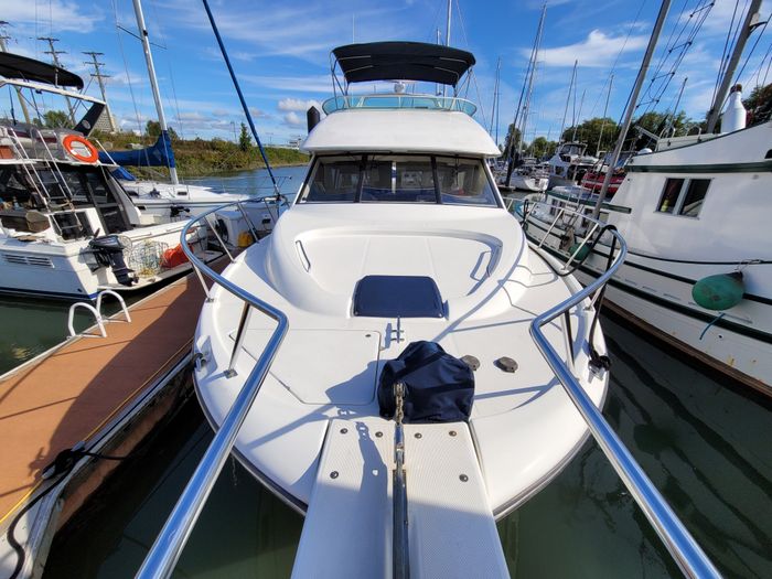 2001 Bayliner 3988 Photo 2 of 24