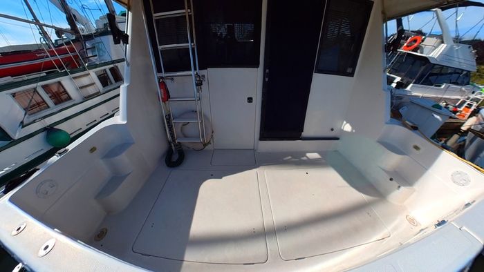 2001 Bayliner 3988 Photo 4 of 24