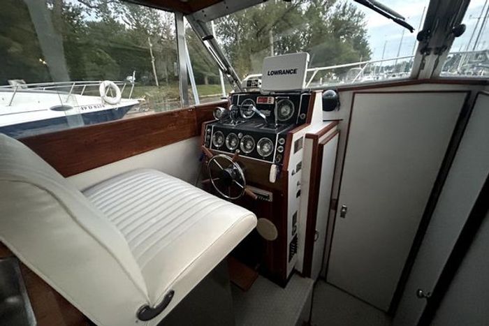 1968 Chris-Craft 315 Commander Photo 11 of 17