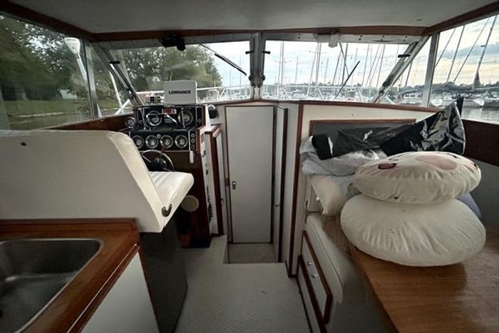 1968 Chris-Craft 315 Commander Photo 10 of 17