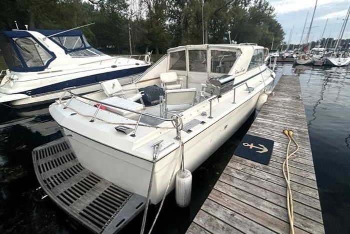 1968 Chris-Craft 315 Commander Photo 2 of 17