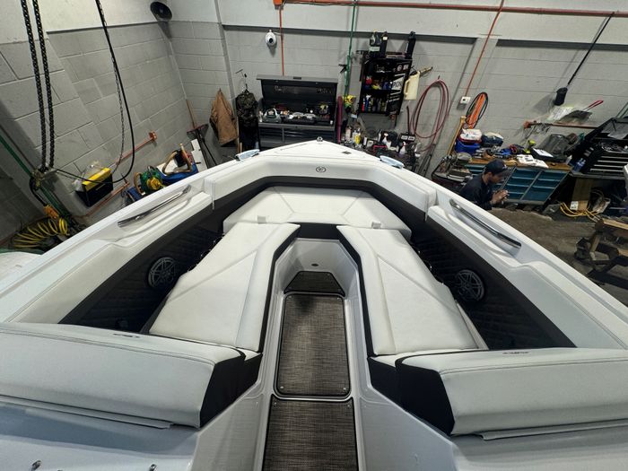 2026 Cobalt R4 Outboard Photo 7 sur 8