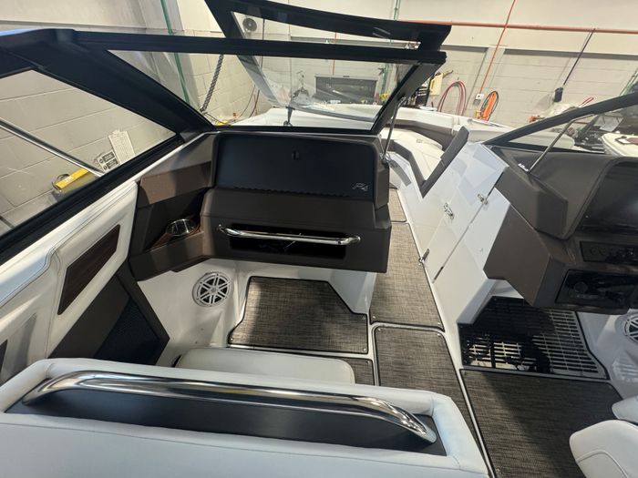 2026 Cobalt R4 Outboard Photo 8 sur 8