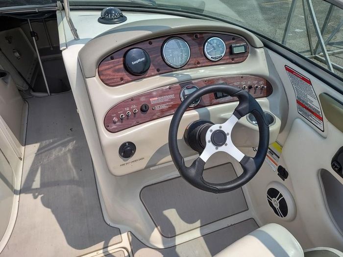 2007 Sea Ray 240 Sundeck Photo 12 of 15