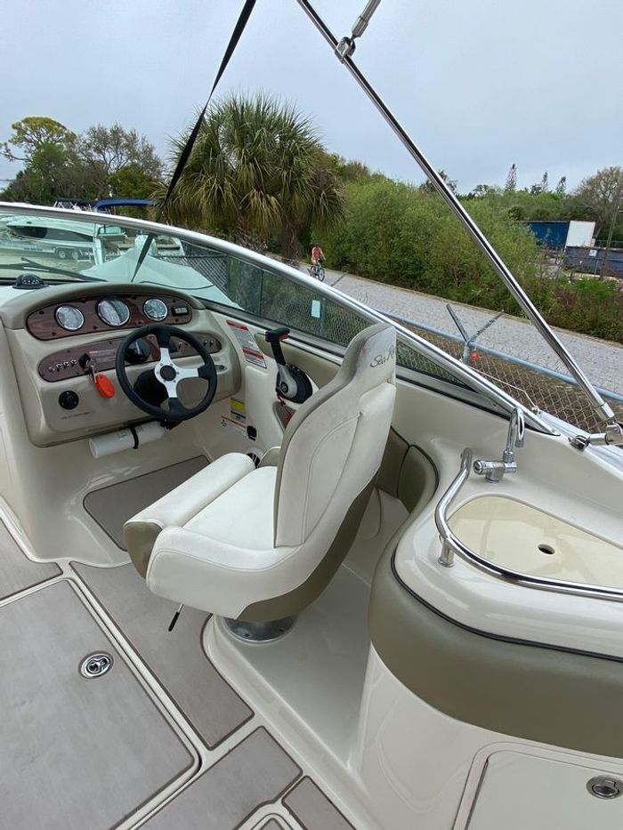 2007 Sea Ray 240 Sundeck Photo 10 of 15