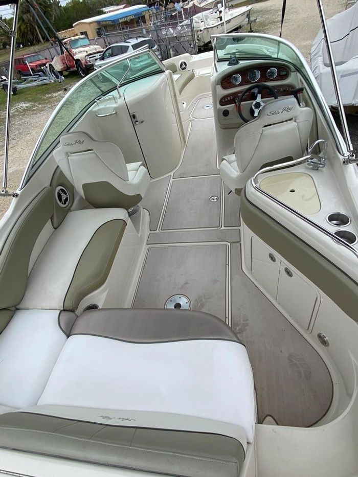 2007 Sea Ray 240 Sundeck Photo 8 of 15