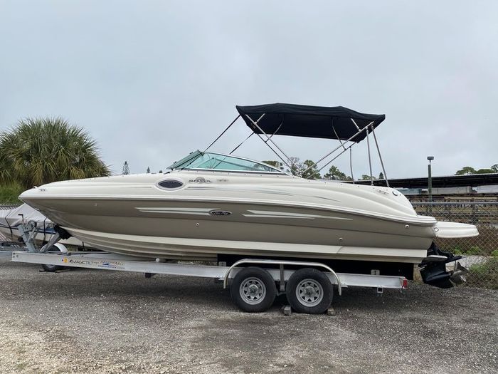 2007 Sea Ray 240 Sundeck Photo 6 of 15