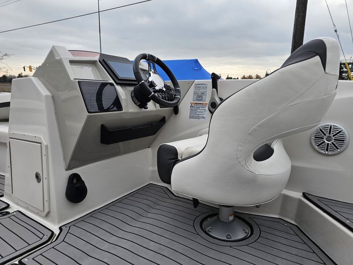2023 Starcraft SVX 191 W/ 150 HP YAMAHA- 566 Hours Photo 14 of 28