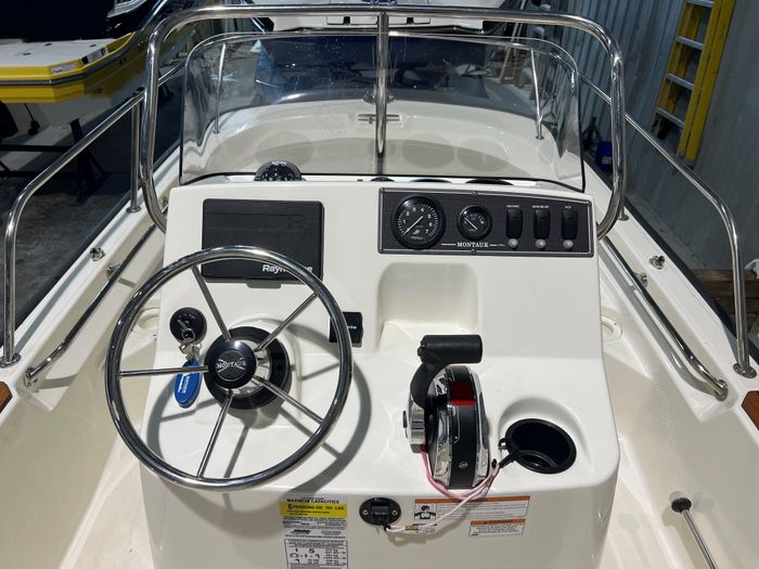 2019 Boston Whaler 150 Montauk Photo 5 of 8