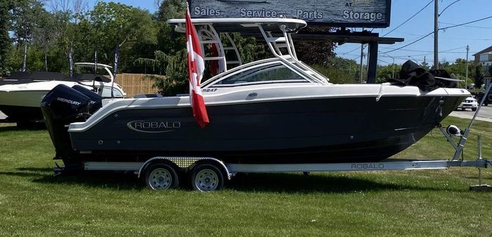 2020 Robalo R247 Photo 1 of 4