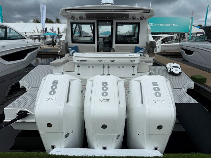 2026 Cruisers Yachts 50 GLS Coupe Photo 2 of 2