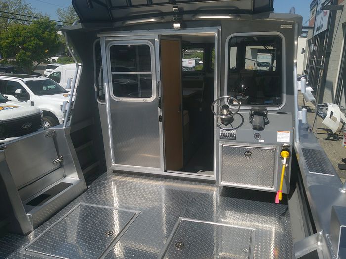 2025 Thunder Jet 28' Pilot Photo 2 of 5