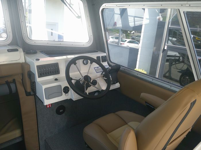 2025 Thunder Jet 28' Pilot Photo 4 of 5