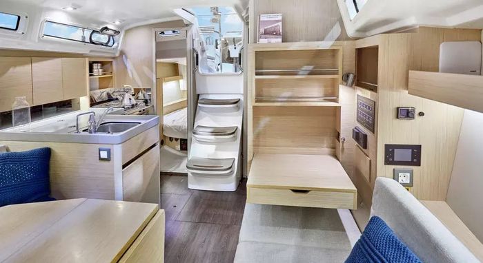2023 Beneteau Oceanis 34.1 Photo 32 of 59