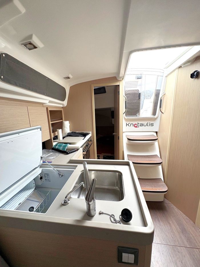 2023 Beneteau Oceanis 34.1 Photo 37 of 59