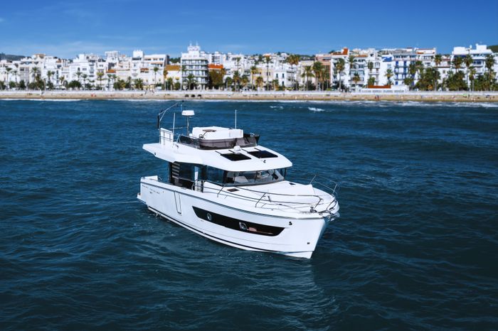 2026 Beneteau Swift Trawler 37 Fly Photo 2 of 27