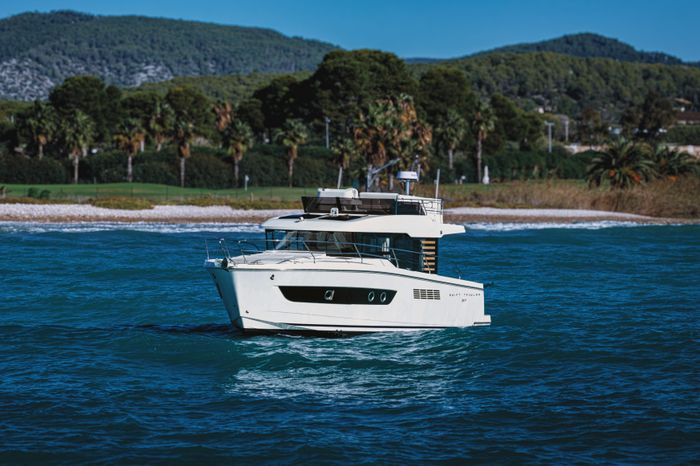 2026 Beneteau Swift Trawler 37 Fly Photo 5 of 27