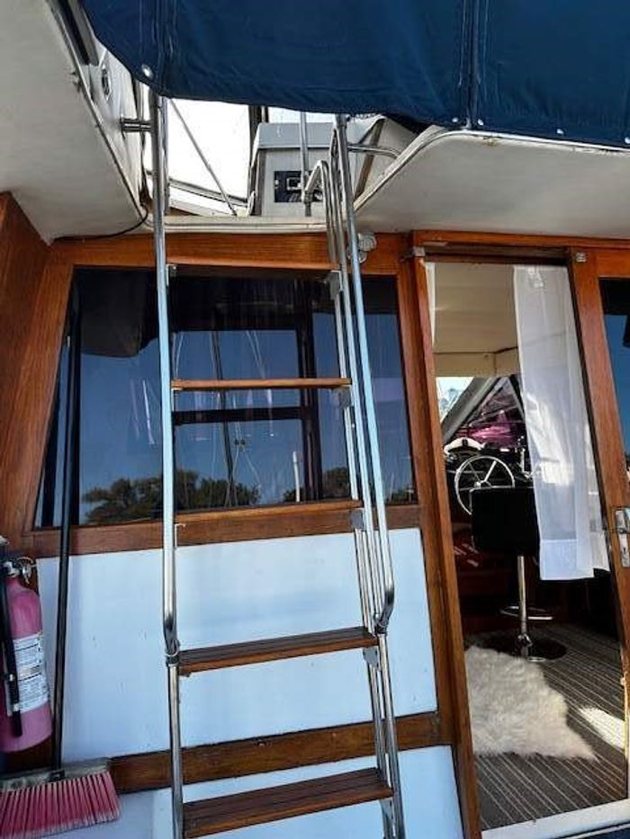 1988 Bayliner 3288 Motor Yacht Photo 14 of 43