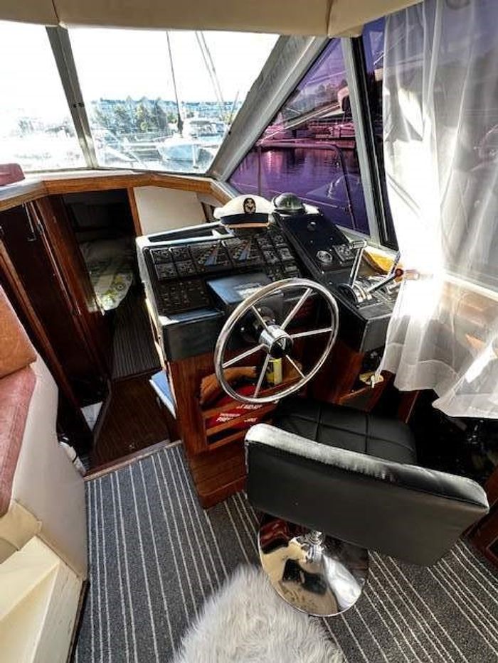 1988 Bayliner 3288 Motor Yacht Photo 15 of 43