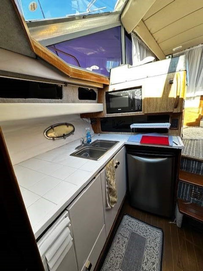 1988 Bayliner 3288 Motor Yacht Photo 23 of 43