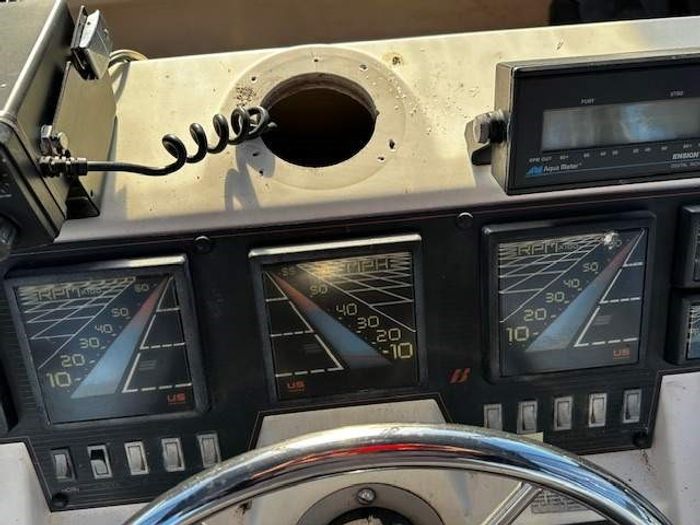 1988 Bayliner 3288 Motor Yacht Photo 10 of 43