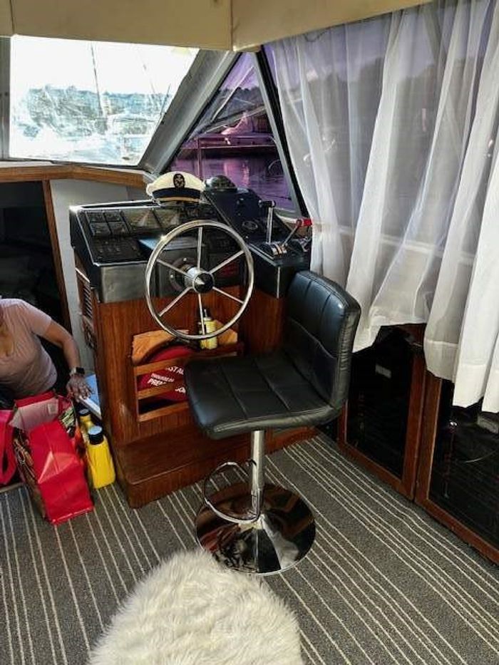 1988 Bayliner 3288 Motor Yacht Photo 18 of 43