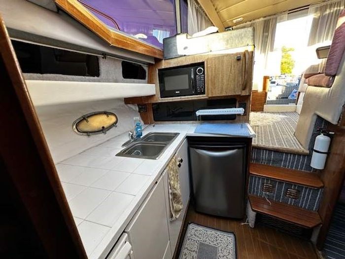 1988 Bayliner 3288 Motor Yacht Photo 28 of 43