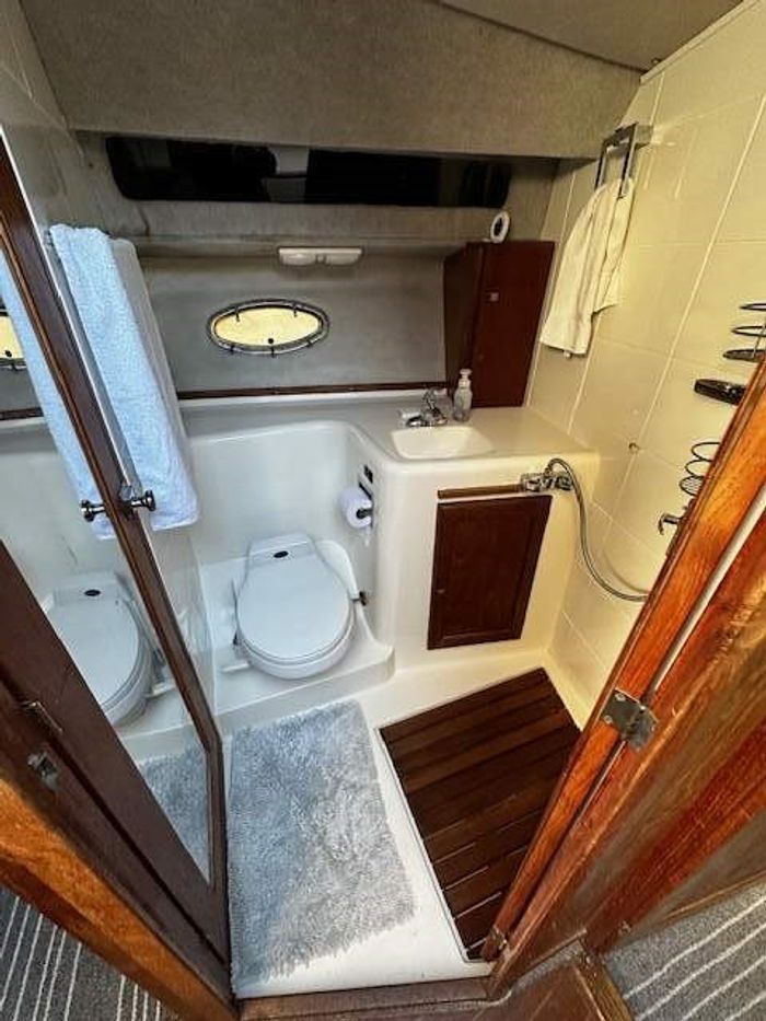 1988 Bayliner 3288 Motor Yacht Photo 37 of 43