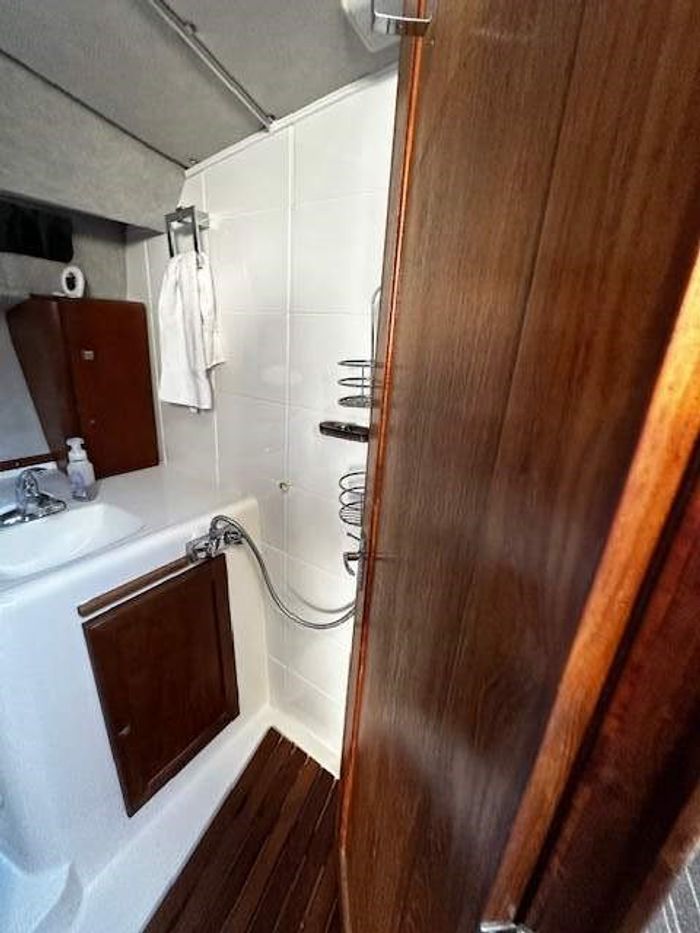 1988 Bayliner 3288 Motor Yacht Photo 38 of 43