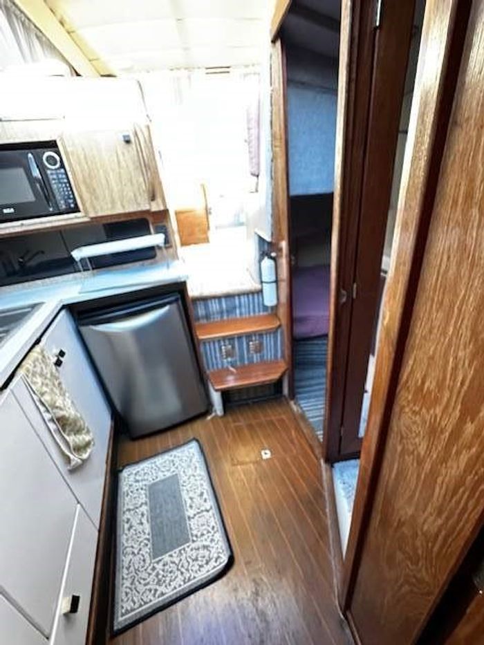 1988 Bayliner 3288 Motor Yacht Photo 32 of 43