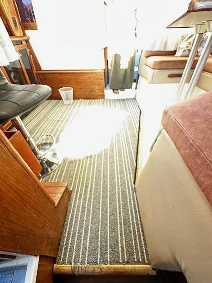1988 Bayliner 3288 Motor Yacht Photo 41 of 43