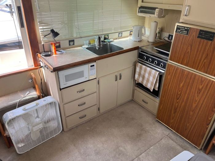 1979 Chris-Craft Corinthian 38 Photo 11 of 19