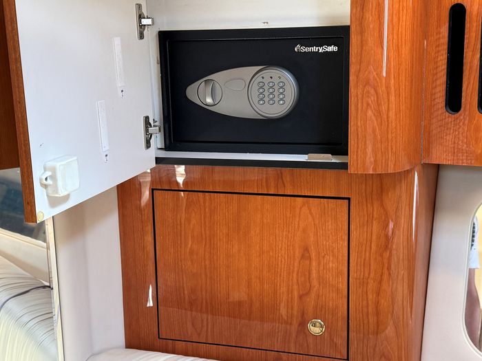 2001 Sea Ray 410 Sundancer Photo 35 of 70
