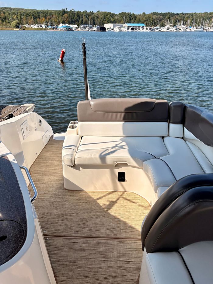 2013 Rinker 290 EC Photo 15 of 42