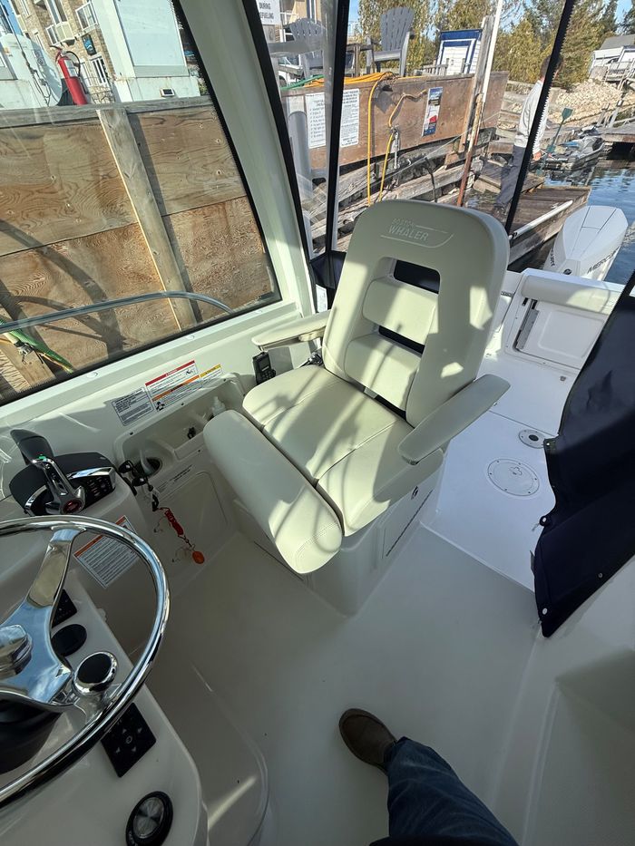 2025 Boston Whaler 285 Conquest Photo 7 of 10