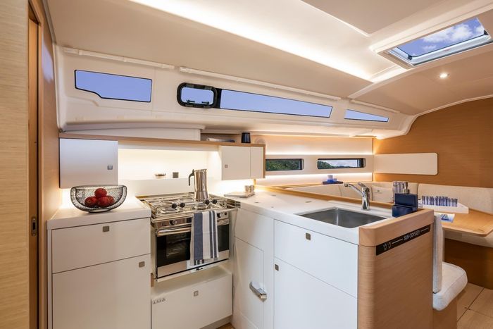 2027 Jeanneau Sun Odyssey 415 Photo 8 sur 15