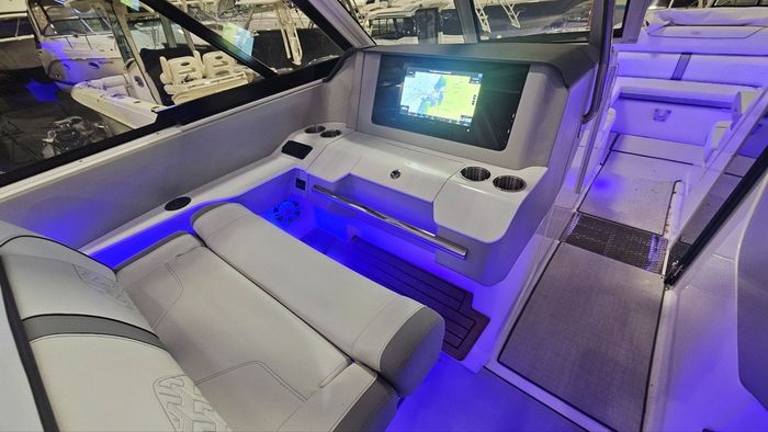 2023 Regal LS 36 Bowrider Photo 12 sur 18