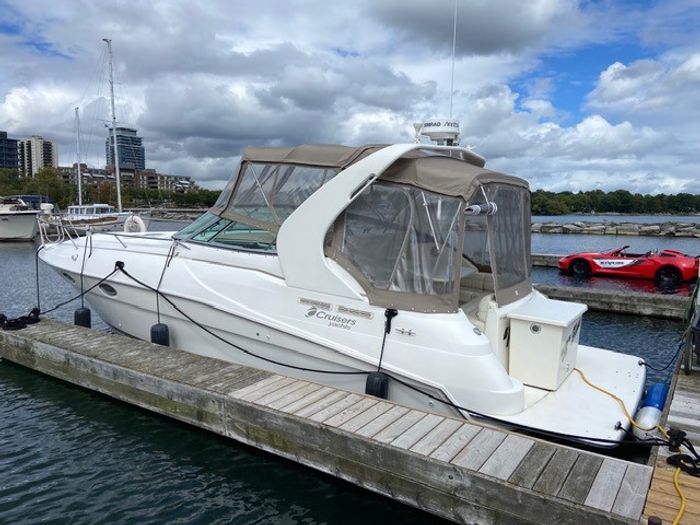 1998 Cruisers Yachts 3175 Photo 2 of 38