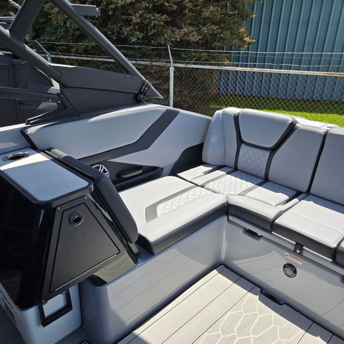 2026 Yamaha 255XD Dolphin Grey Photo 5 of 11