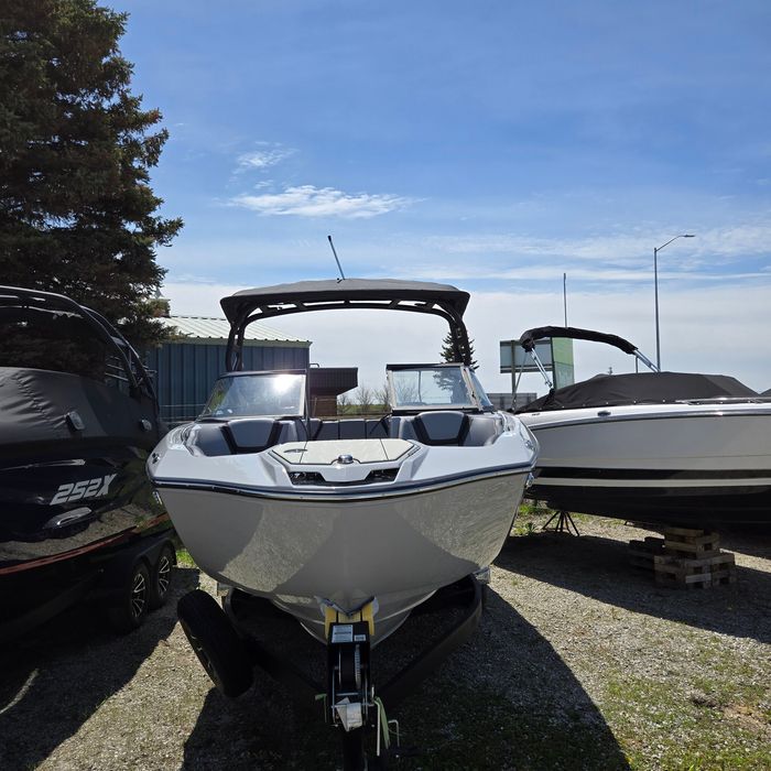 2026 Yamaha 255XD Dolphin Grey Photo 3 of 11