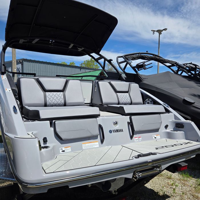 2026 Yamaha 255XD Dolphin Grey Photo 4 of 11