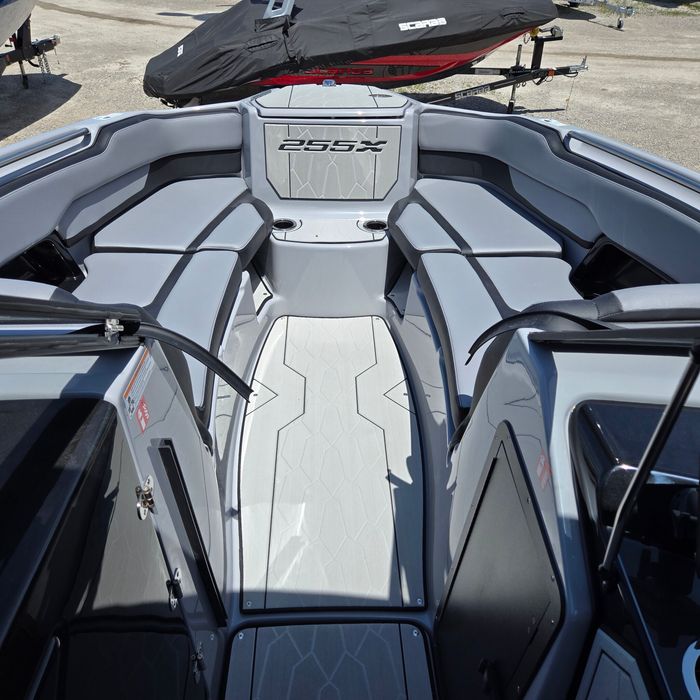 2026 Yamaha 255XD Dolphin Grey Photo 10 of 11