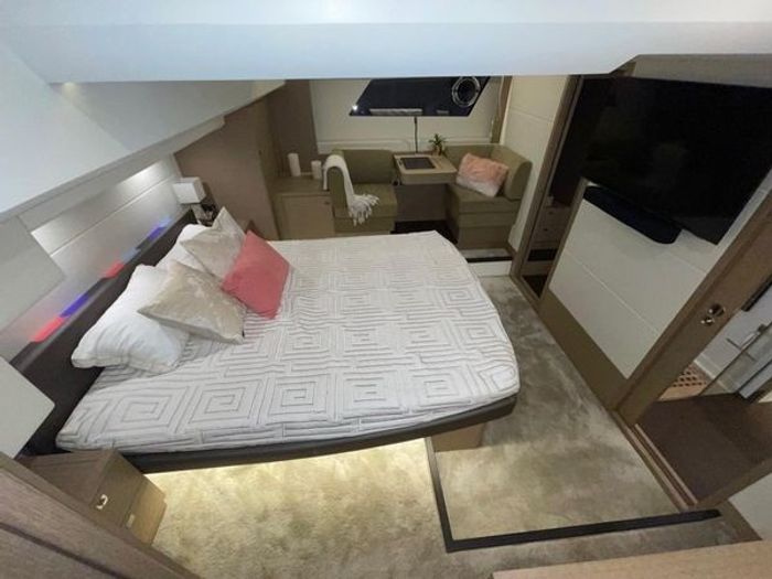 2017 Prestige Yacht 560 Fly Sedan Cruiser Photo 5 of 24