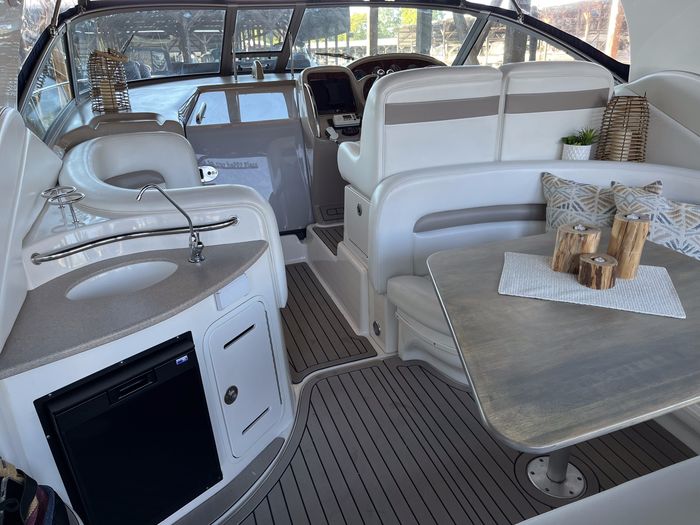 2005 Sea Ray 320 Sundancer Photo 10 of 24