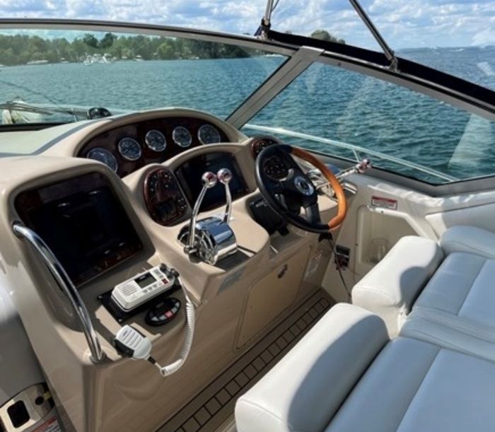 2005 Sea Ray 320 Sundancer Photo 13 of 24